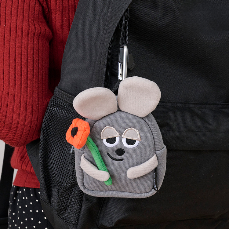 レオレオニ　リュック型ポーチ　バッグに付けたイメージ