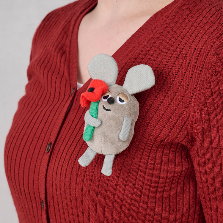 レオレオニ　ぬいぐるみバッジ　洋服にバッジとしてつけているイメージ