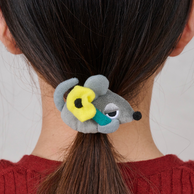 レオレオニ　ぬいぐるみヘアゴム　髪の毛を縛っているイメージ
